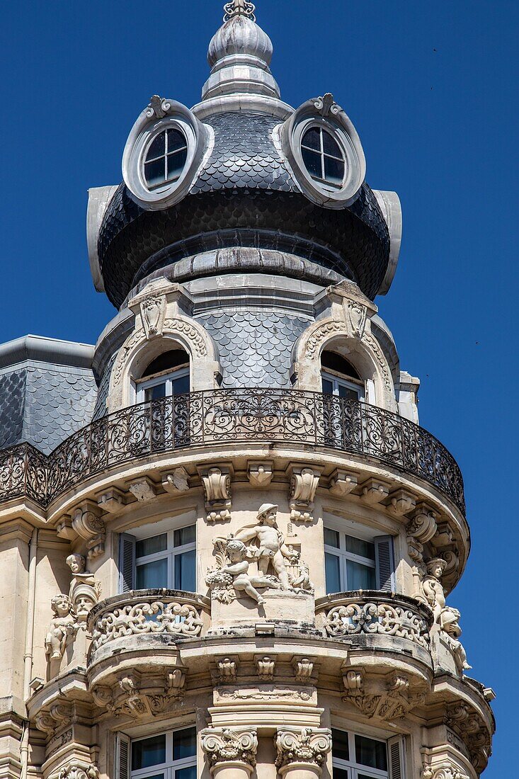 Balkone und Fassaden von bürgerlichen Gebäuden, place de la comedie, montpellier, herault, occitanie, frankreich