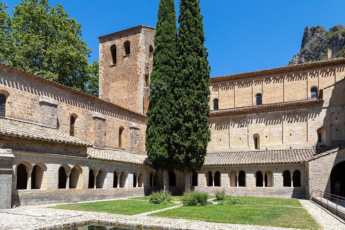 Kreuzgang der Abtei von Gellone, romanische Benediktinerabtei aus dem 9. Jahrhundert, Saint-Guilhem-le-desert, eines der schönsten Dörfer Frankreichs, Herault, Okzitanien, Frankreich