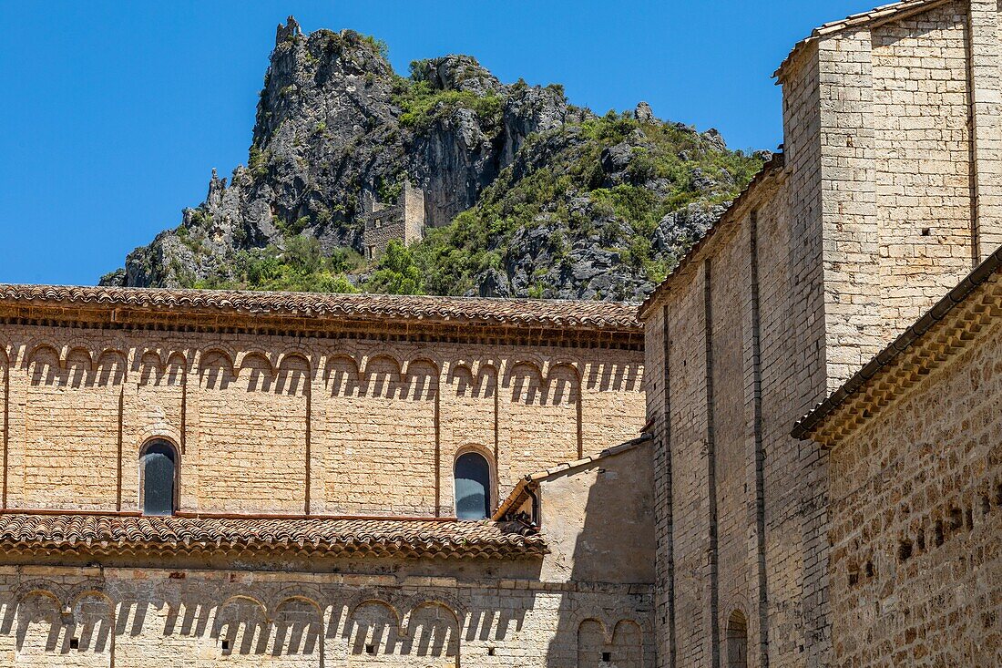 Ruinen des Schlosses des Riesen und Kreuzgang der Abtei von Gellone, romanische Benediktinerabtei aus dem 9. Jahrhundert, Saint-Guilhem-le-Desert, eines der schönsten Dörfer Frankreichs, Herault, Okzitanien, Frankreich