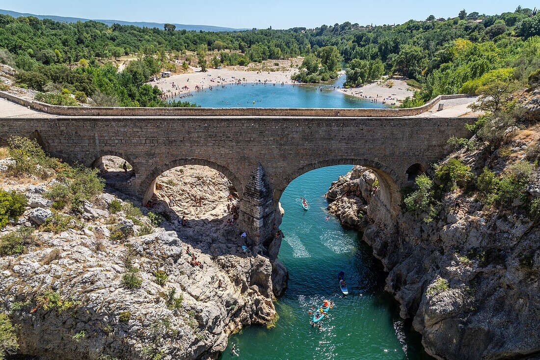 Die Teufelsbrücke aus dem 11. Jahrhundert, die von der Unesco auf dem Weg des Heiligen Jakobus aufgeführt ist, Schluchten des Herault, Aniane, Saint-Guilhem-le-Desert, Herault, Okzitanien, Frankreich