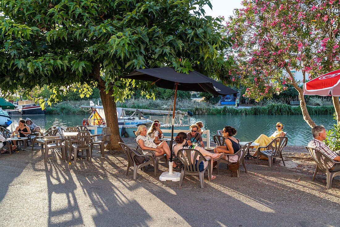 Kunden auf der Terrasse am Hafen von Homps, Midi-Kanal, Aude, Okzitanien, Frankreich