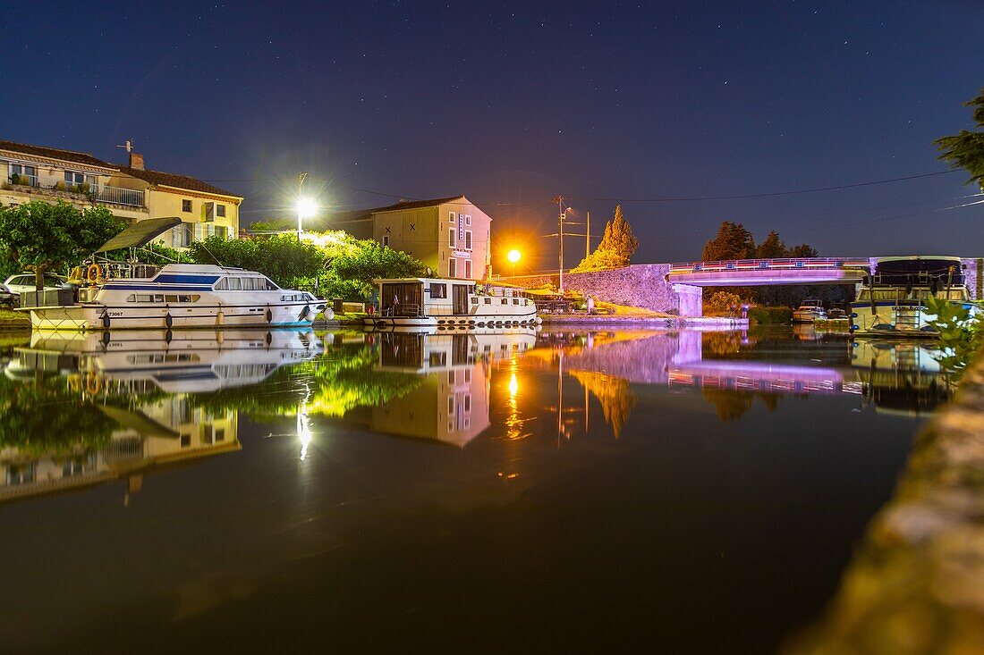 Nacht über dem Hafen von Homps am Abend des Bastille-Tages mit Blaulicht, Aude, Okzitanien, Frankreich