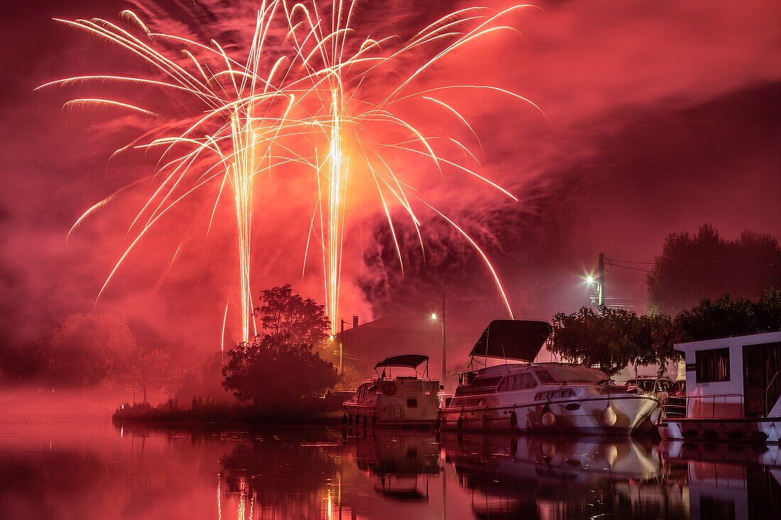 Feuerwerk zum Tag der Bastille am Hafen von Homps am Kanal Midi, Hafen von Homps am Kanal Midi, Aude, Okzitanien, Frankreich