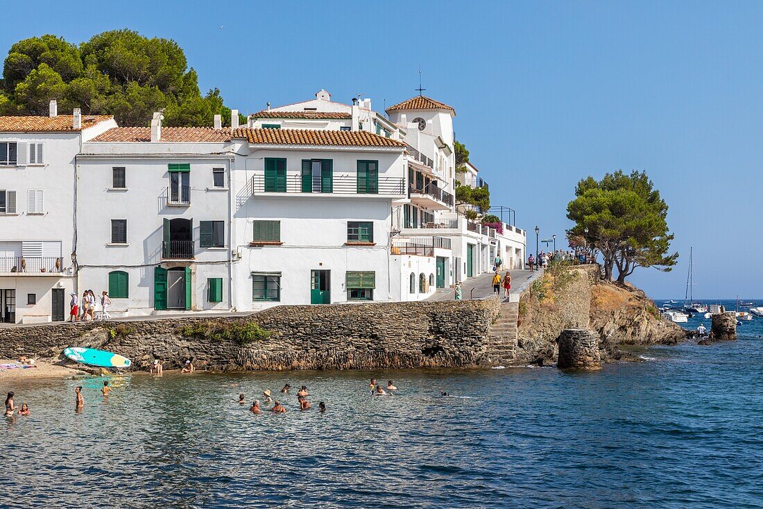 Kleiner Strand und Badegäste vor den weißen Häusern, Touristendorf, in dem Salvador Dalí lebte, Cadaques, Costa Brava, Katalonien, Spanien