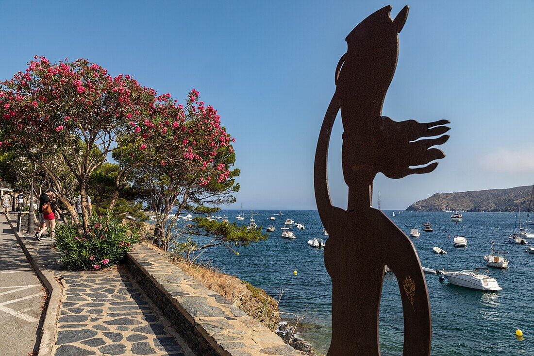 Promenade entlang der Strandpromenade, Dorf, in dem Salvador Dali lebte, Cadaques, Costa Brava, Katalonien, Spanien