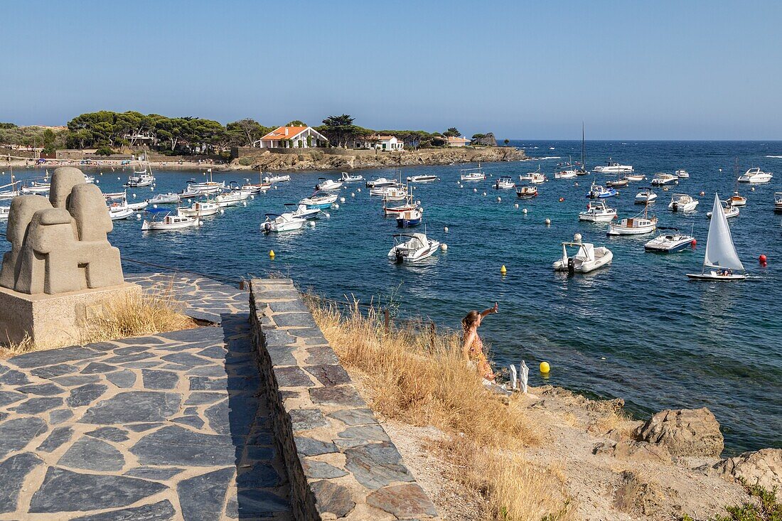Vergnügungsboote an der Spitze der Küste, Strand von Ses Oliveres, Ortschaft, in der Salvador Dali lebte, Cadaques, Costa Brava, Katalonien, Spanien
