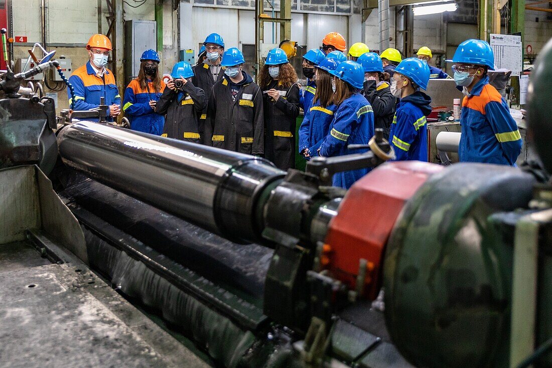 Schulausflug zu einem kulturellen Projekt für die Schüler der achten Klasse des Victor-Hugo-Gymnasiums von Rugles, eurofoil factory, auf Aluminiummetallurgie spezialisiertes Unternehmen, eure, normandie, frankreich