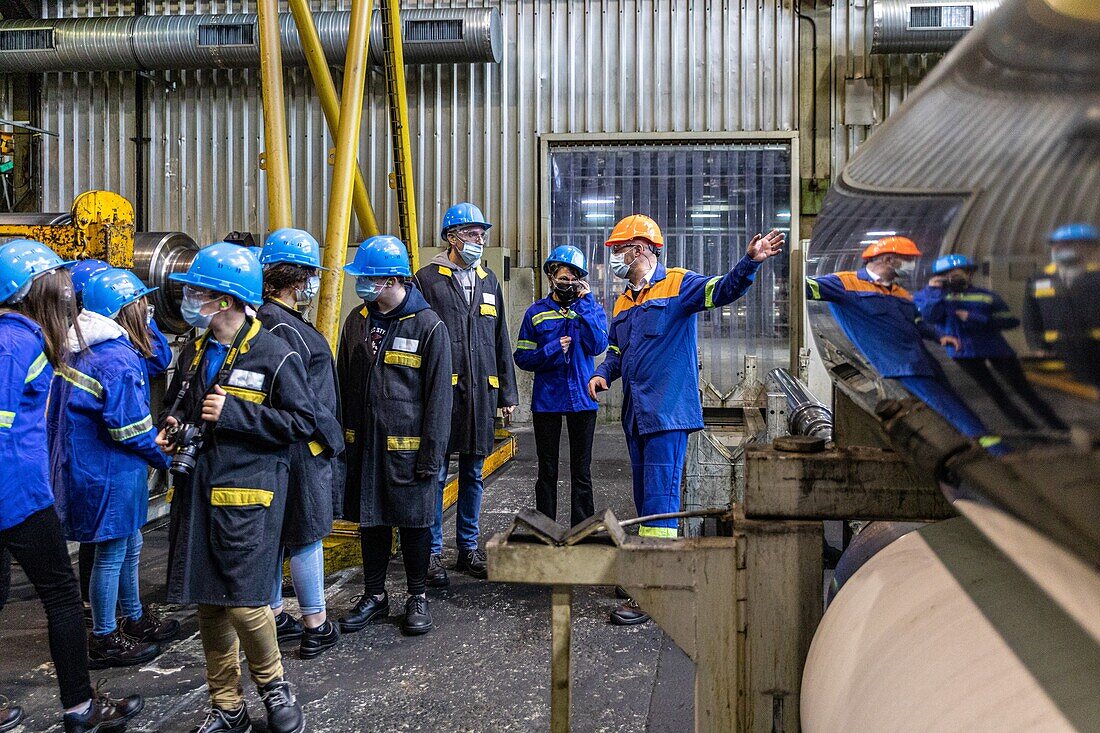 Schulausflug zu einem Kulturprojekt für die Schüler der achten Klasse der Victor-Hugo-Mittelschule von Rugles, eurofoil factory, auf Aluminiummetallurgie spezialisiertes Unternehmen, eure, normandie, frankreich