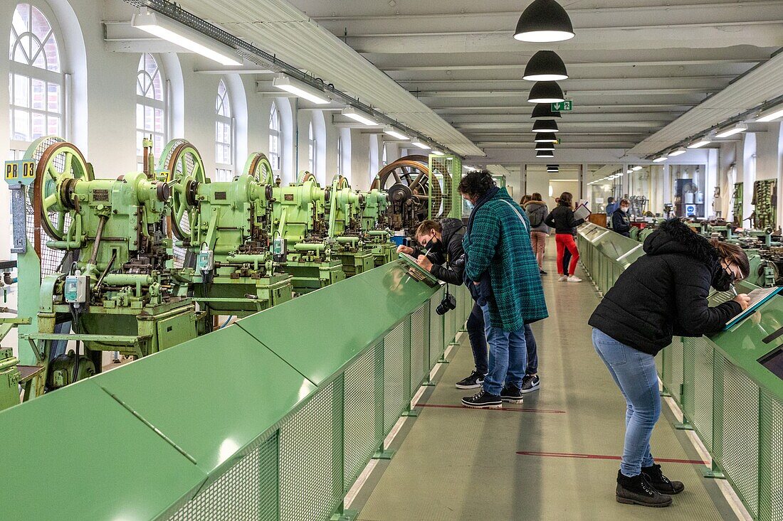 Schulbesichtigung zu einem kulturellen Projekt für die Schüler der achten Klasse der victor hugo mittelschule von rugles, fabrik der manufaktur bohin, lebendiges konservatorium der nadel und des stifts, saint-sulpice-sur-risle, orne (61), frankreich