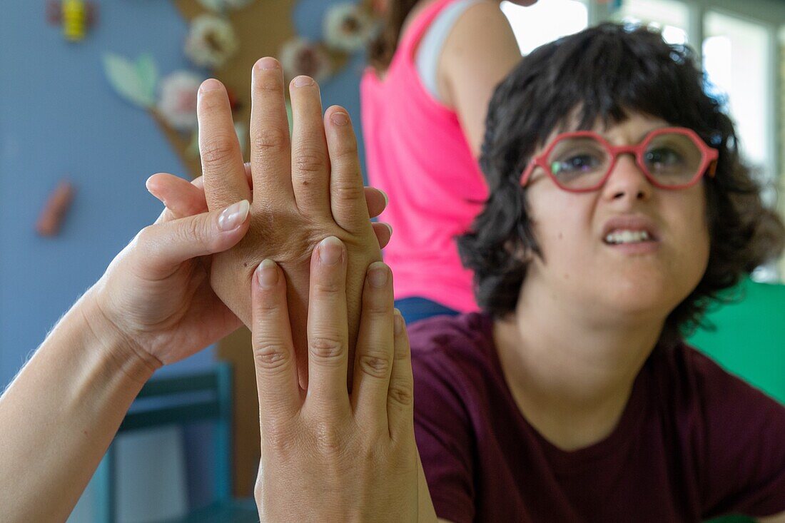 Handmassage, Wellness- und Schönheits-Workshop mit den Bewohnern, sessad la rencontre, Tagesstätte, Betreuungs- und Dienstleistungseinrichtung für Menschen mit Behinderungen, le neubourg, eure, normandie, frankreich