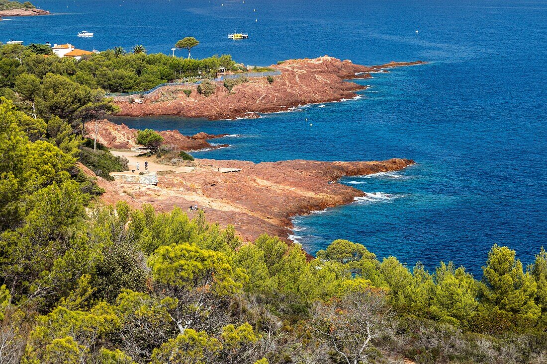 Die roten Felsen vom Küstenpfad von Cape Dramont, Saint-Raphaël, Var, Frankreich aus gesehen