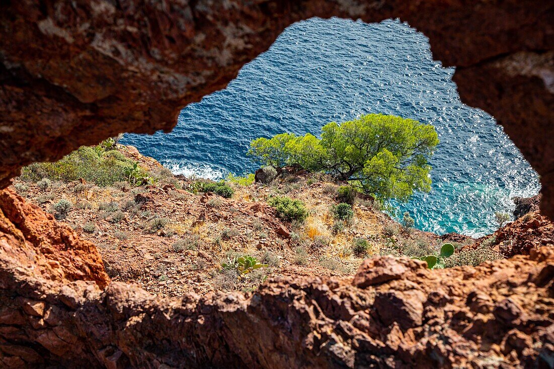 The red rocks seen from the coast path of cape dramont, saint-raphael, var, france