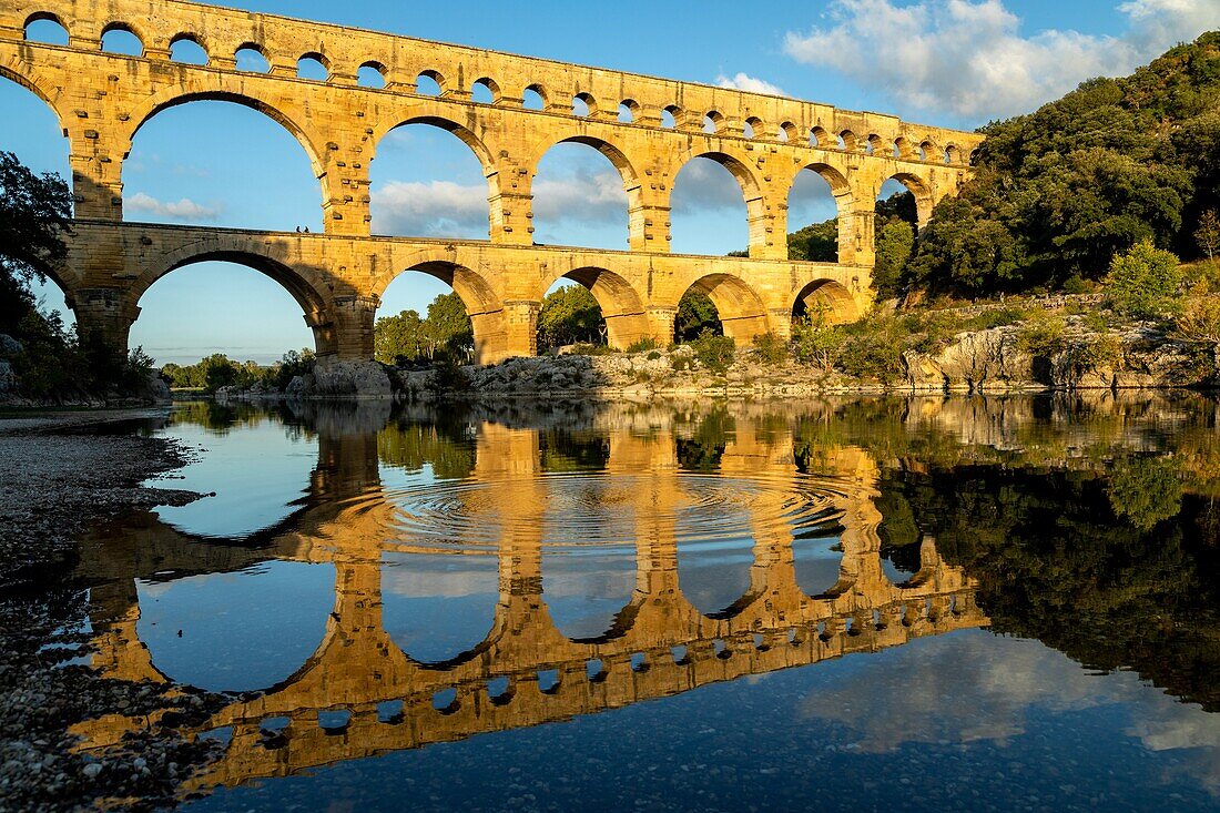 Der dreistufige Pont du Gard, altes römisches Aquädukt über den Fluss Gardon aus dem ersten Jahrhundert v. Chr., denkmalgeschützt, Vers-Pont-du-Gard, Frankreich