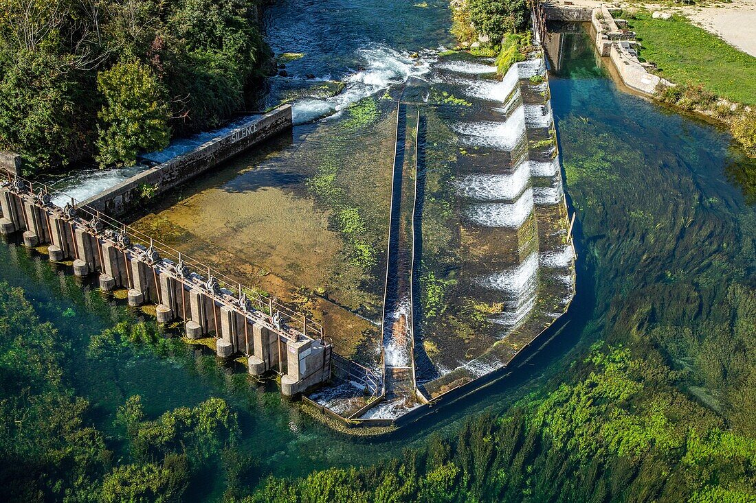 Dam of the moulin de l'aqueduc on the sorgue, fontaine-de-vaucluse, france