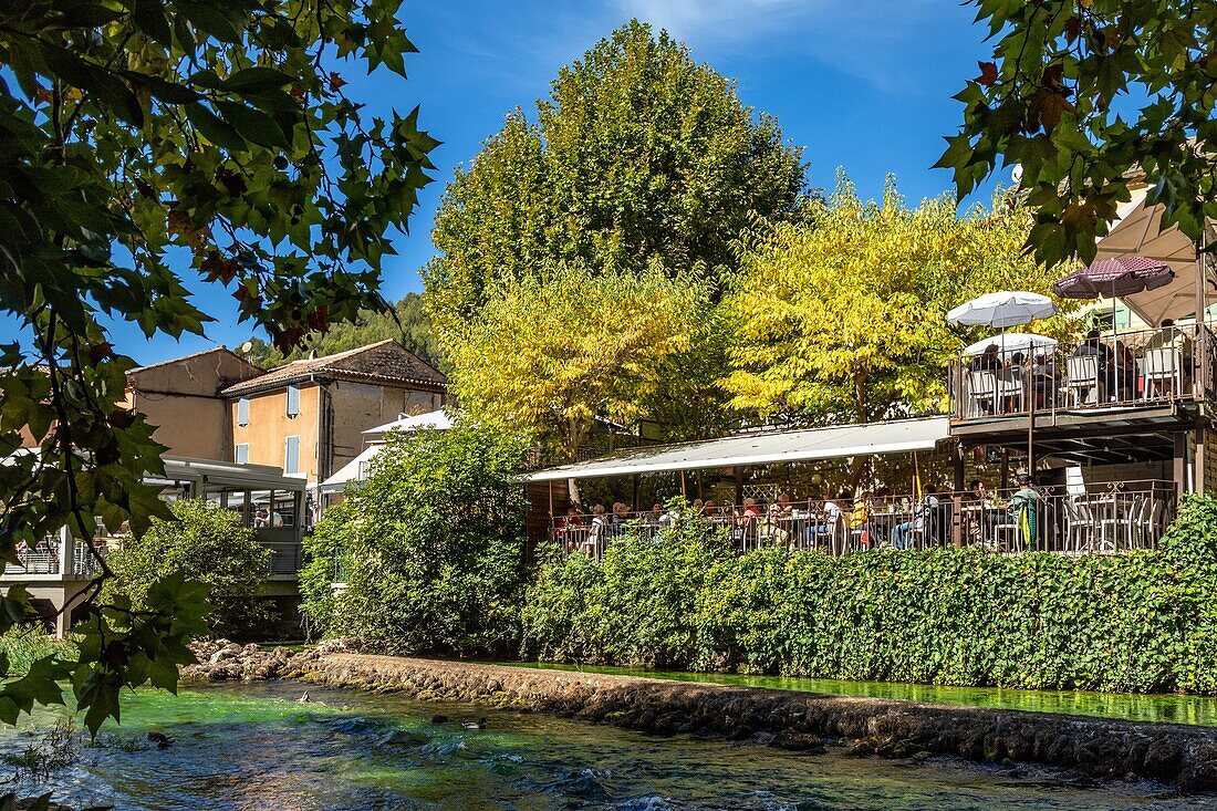 Das Restaurant soleva am Ufer der Sorgue, Fontaine-de-Vaucluse, Frankreich