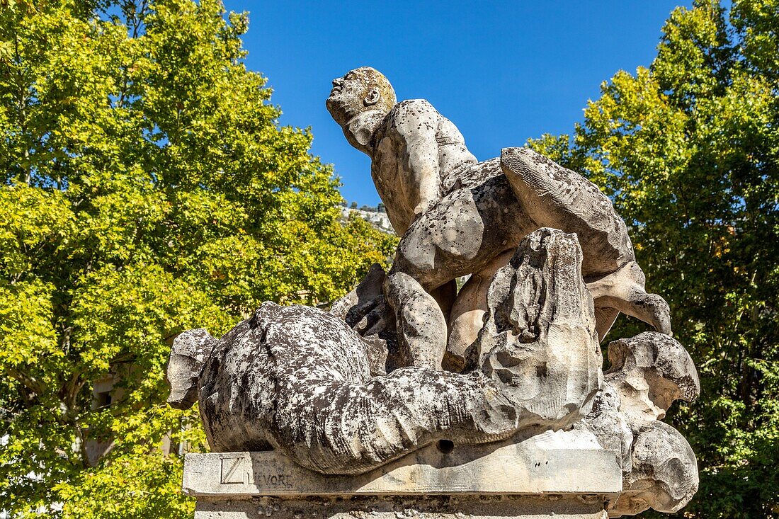 Statue des Heiligen Veran, der die Couloubre tötet, eine blutrünstige Bestie oder einen Wasserdrachen, einen riesigen geflügelten Salamander oder eine Schlange, die in der Sorgue lebt, Fontaine-de-Vaucluse, Frankreich