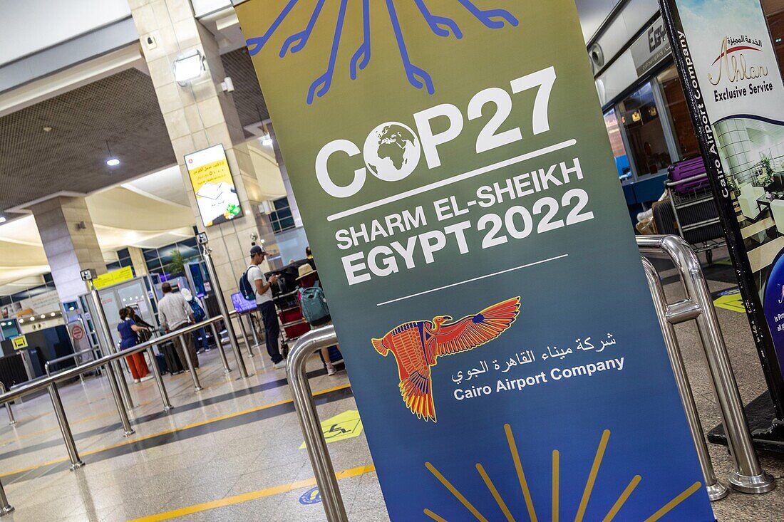 Kakemono der cop27 am flughafen, kairo, ägypten, afrika