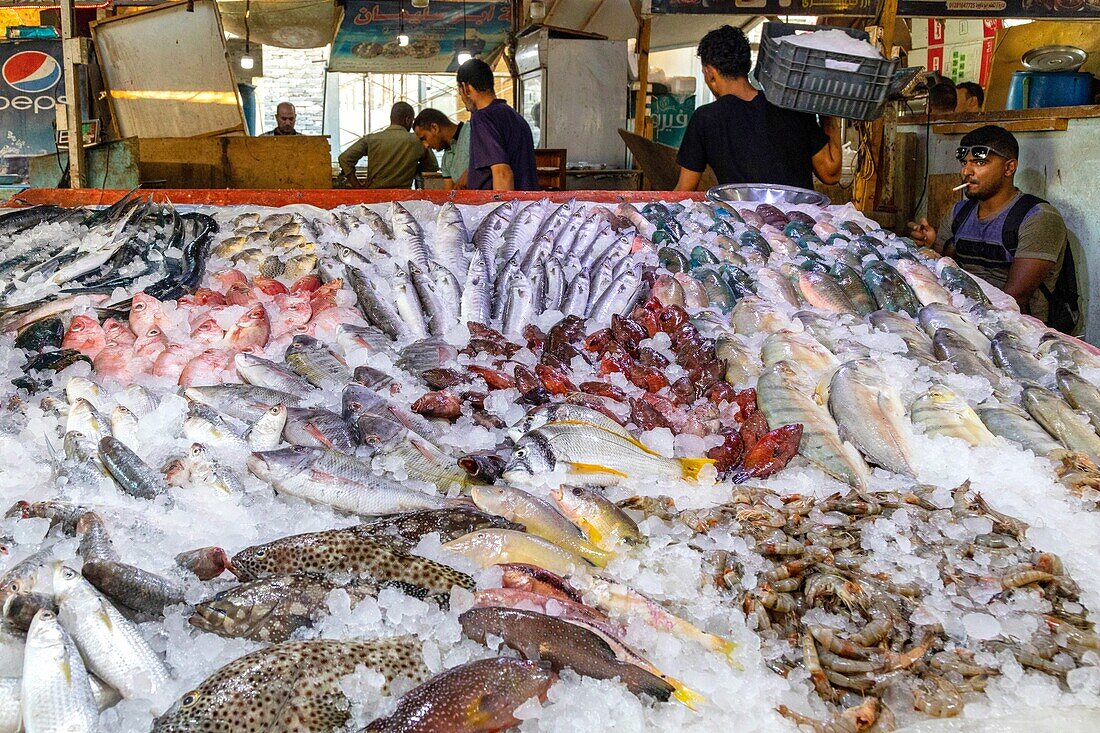 Die Stände mit den bunten Fischen auf dem Fischmarkt am Yachthafen, Hurghada, Ägypten, Afrika