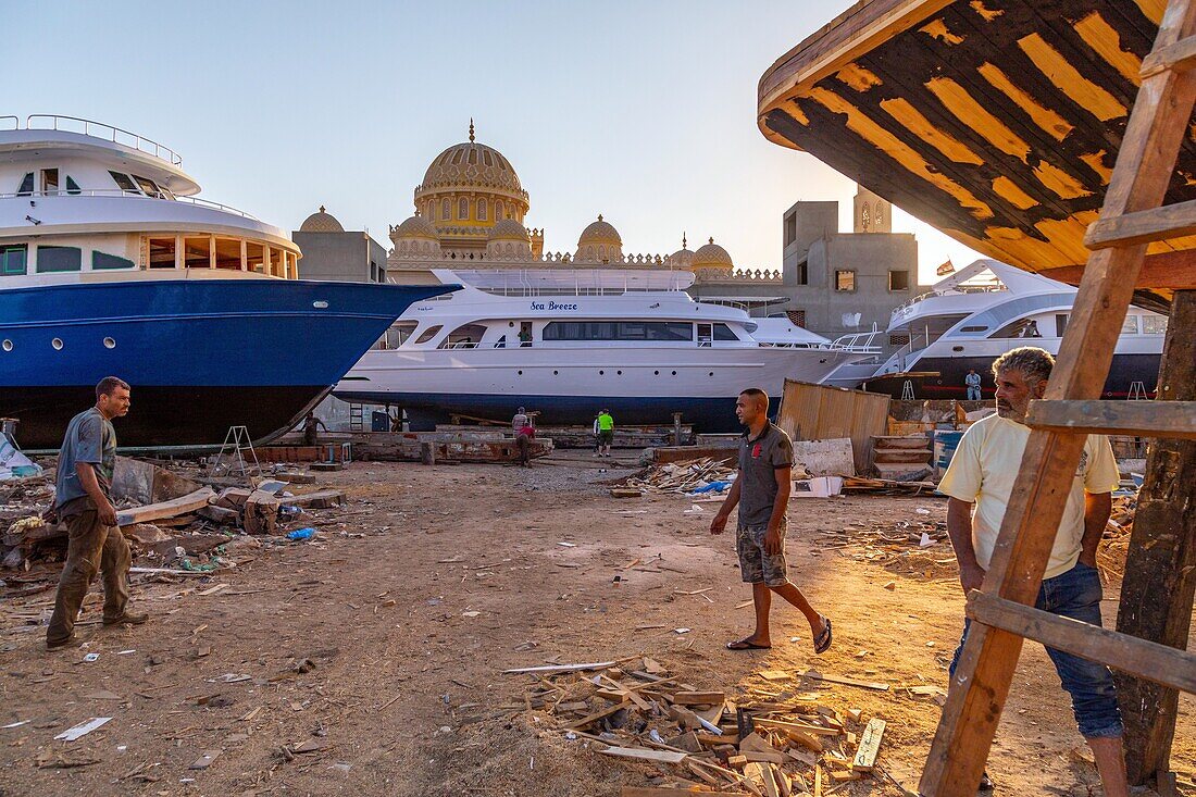 Schiffswerften und Bootsreparaturen am Yachthafen, Hurghada, Ägypten, Afrika