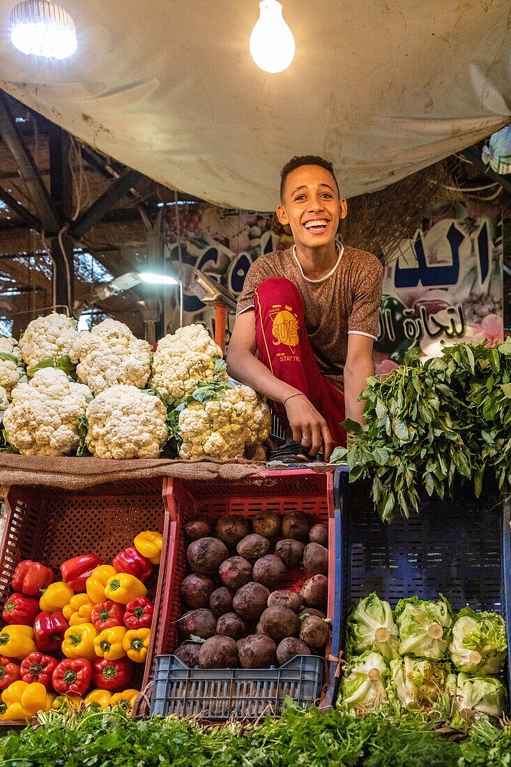 Kinder an ihrem Obst- und Gemüsestand, El Dahar-Markt, beliebtes Viertel in der Altstadt, Hurghada, Ägypten, Afrika