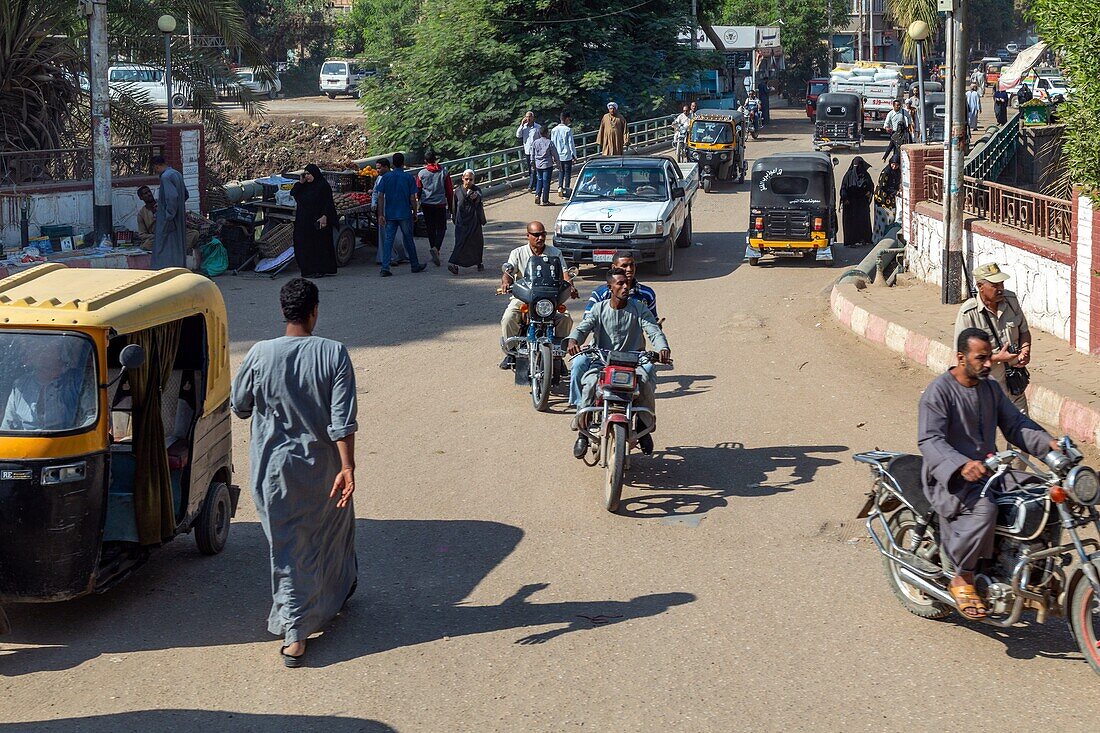 Straßenszene am Kanal, Niltal, al masid, luxor, ägypten, afrika