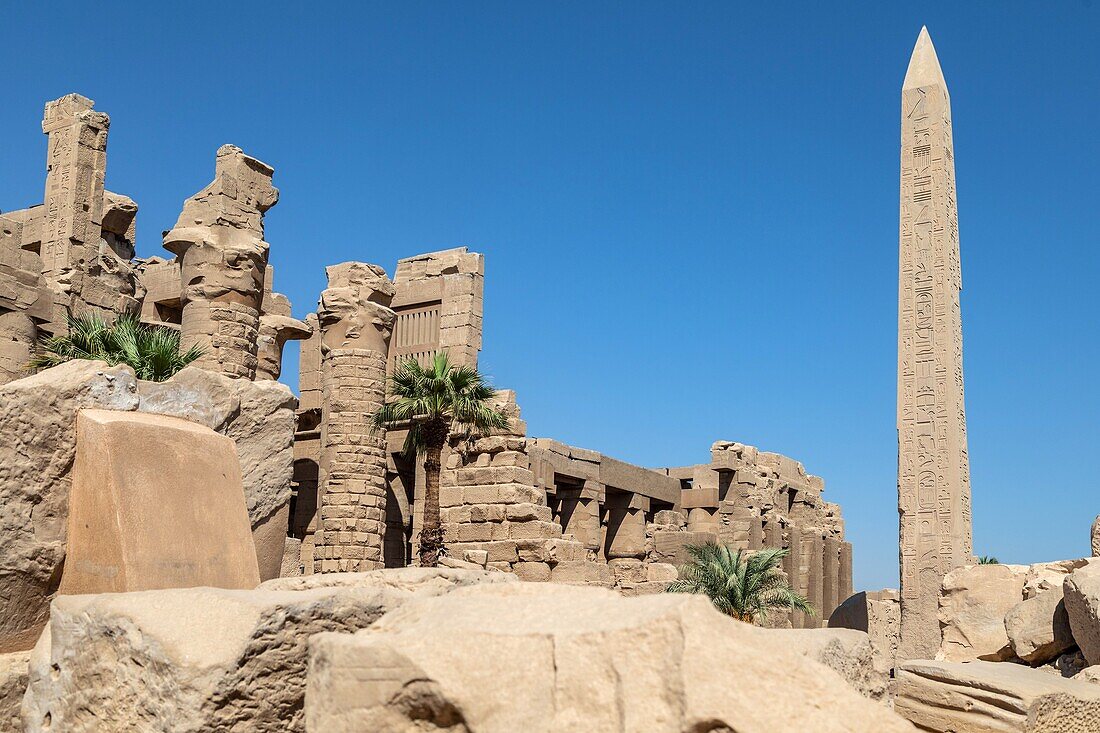 Ruinen und Obelisk, Bezirk von Amun-Re, Tempel von Karnak, antike ägyptische Stätte aus der 13. Dynastie, unesco-Weltkulturerbe, luxor, ägypten, afrika