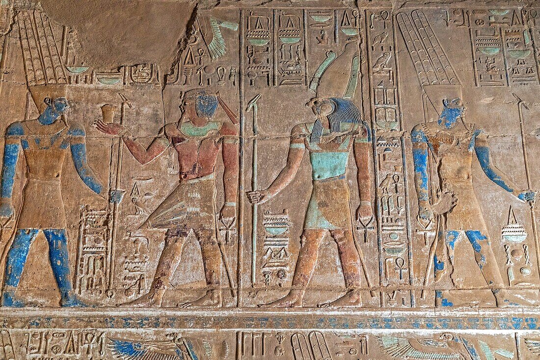 Flachrelief und Fresken in leuchtenden Farben, der Gott Horus mit einem Falkenkopf, Bezirk von Amun-Re, Tempel von Karnak, antike ägyptische Stätte aus der 13. Dynastie, unesco Weltkulturerbe, Luxor, Ägypten, Afrika