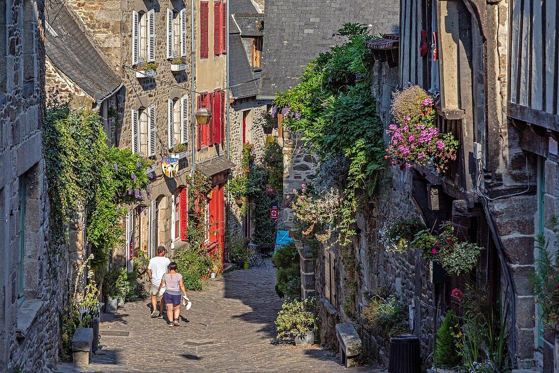 Rue de petit fort (jerzual), steile Straße, die zum Hafen führt, mittelalterliche Stadt Dinan, cotes-d'amor, Bretagne, Frankreich