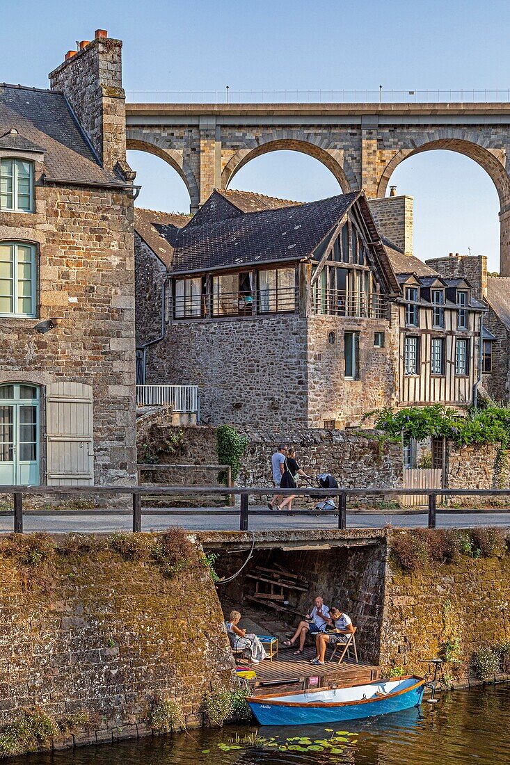 Aperitif und Spaziergang entlang der Rance, mittelalterliches Städtchen Dinan, Cotes-d'Amor, Bretagne, Frankreich