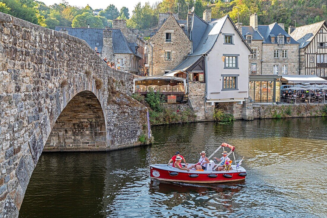 Fahrt mit dem Elektroboot auf der Rance unter der alten Brücke, mittelalterliches Städtchen Dinan, Cotes-d'Amor unter dem Viaduc, Bretagne, Frankreich