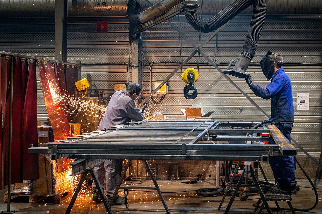 Schweißplatz, Schweißer bei der Montage von Metallteilen in seinem Werk, l'aigle, orne, normandie, frankreich