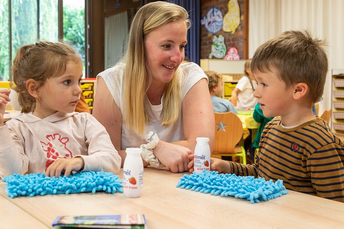 Workshop zur Sensibilisierung für Berührung und Formen, Unterstützung der Integration von Kindern mit Schwierigkeiten in den öffentlichen Schulen, Kindergarten Roger Salengro, Louviers, Eure, Normandie, Frankreich