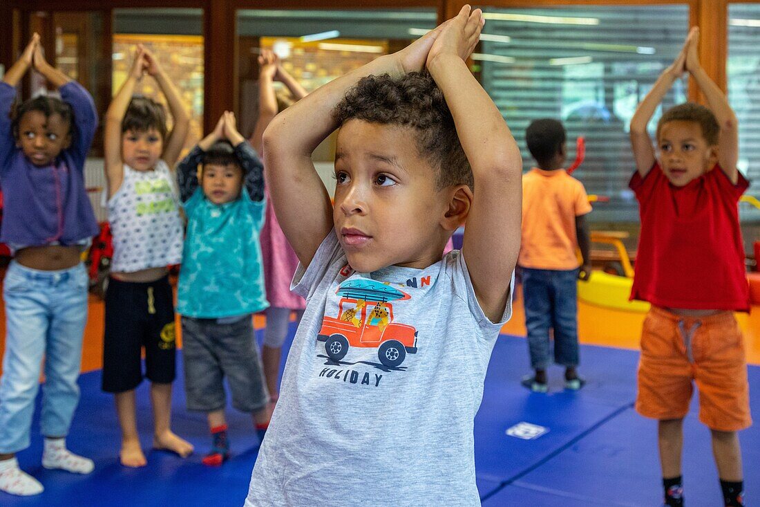 Sport und Yoga, Integration von Kindern mit Schwierigkeiten in den öffentlichen Schulen, Kindergarten Roger Salengro, Louviers, Eure, Normandie, Frankreich