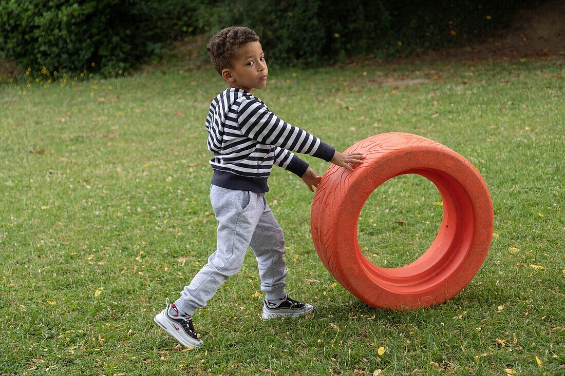 Entspannung und Spiele auf dem Spielplatz, Integration von Kindern mit Schwierigkeiten in den öffentlichen Schulen, leichte geistige Behinderungen, Kindergarten Roger Salengro, Louviers, Eure, Normandie, Frankreich