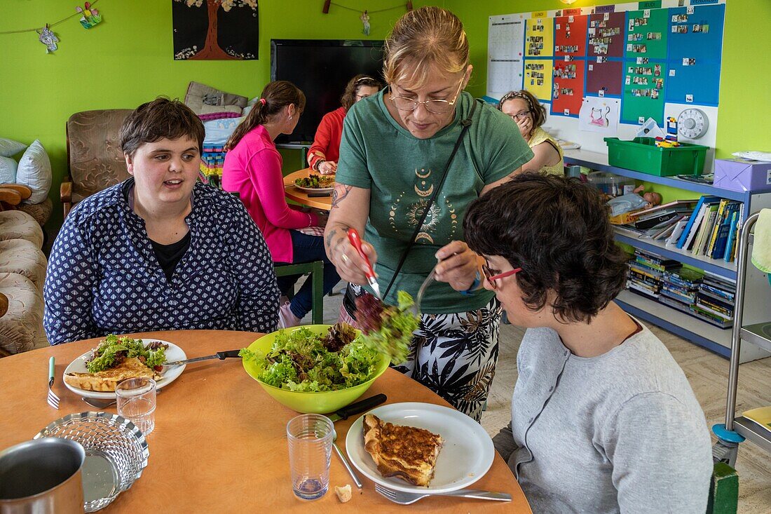 Die Bewohner und Betreuer beim gemeinsamen Mittagessen, sessad la rencontre, Tagespflege, Unterstützungs- und Dienstleistungsorganisation für Menschen mit Behinderungen, le neubourg, eure, normandie, frankreich