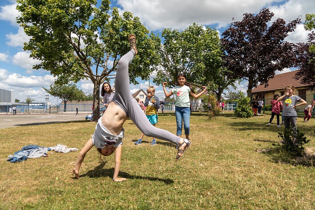 Auf dem Spielplatz, Integration von Kindern mit Schwierigkeiten, leichten geistigen Behinderungen, lokalisierte Schuleinheit, adapei27, Grundschule von louviers, eure, normandie, frankreich