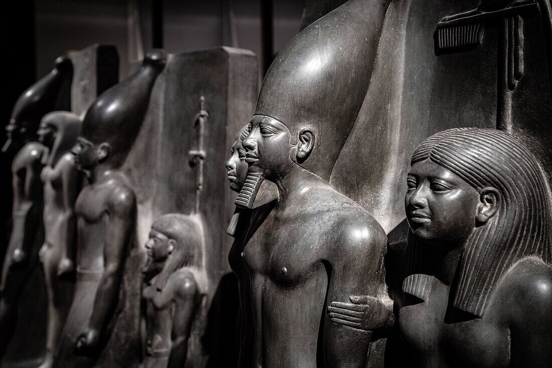 Statuen aus dem Alten Reich, die Triade des Pharao Mykerinos, flankiert von der Göttin Hathor und dem Dom von Kynopolis, Schieferstatue, Ägyptisches Museum von Kairo, das dem ägyptischen Altertum gewidmet ist, Kairo, Ägypten, Afrika