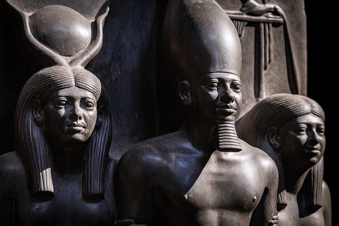 Statuen aus dem Alten Reich, die Triade des Pharao Mykerinos, flankiert von der Göttin Hathor und dem Dom von Kynopolis, Schieferstatue, Ägyptisches Museum von Kairo, das dem ägyptischen Altertum gewidmet ist, Kairo, Ägypten, Afrika