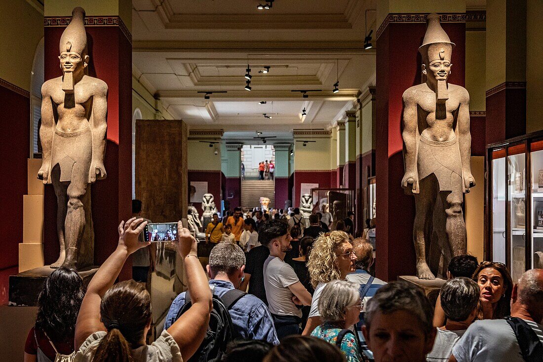 Touristenmassen vor dem rosafarbenen Granitkoloss von König Senousert IV (Seneferibre), Ägyptisches Museum von Kairo, das dem ägyptischen Altertum gewidmet ist, Kairo, Ägypten, Afrika