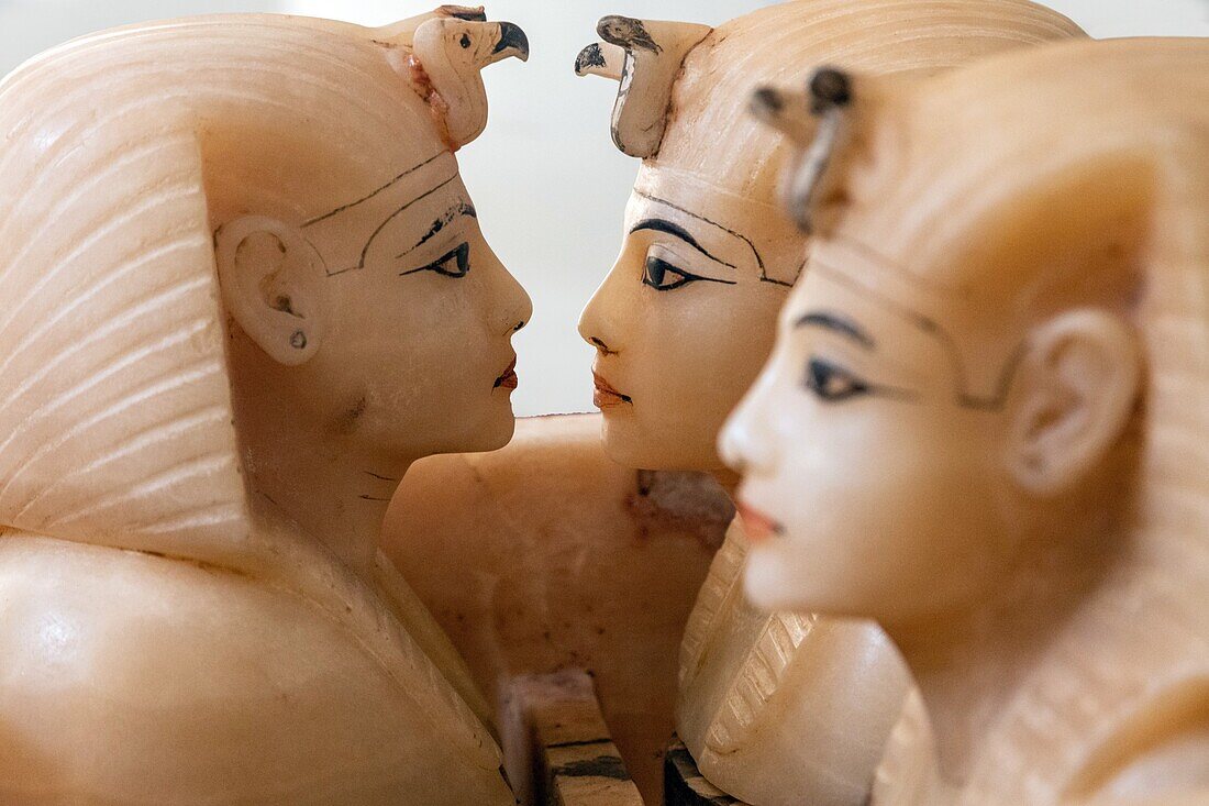 In den Alabaster gemeißelte Köpfe, die das Gesicht des Tutanchamun inspirieren, Deckel von Kanopengläsern mit den Eingeweiden des Königs, Ägyptisches Museum von Kairo, das dem ägyptischen Altertum gewidmet ist, Kairo, Ägypten, Afrika
