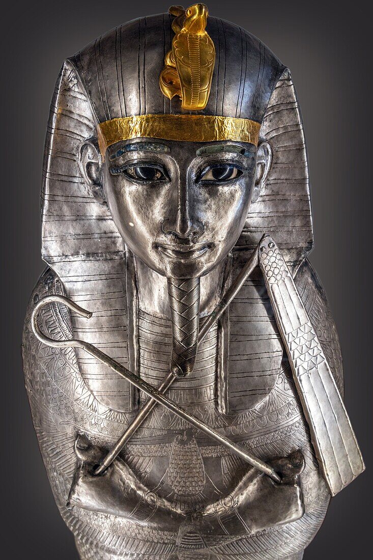 Detail des Sarkophags aus massivem Silber von Psousennes I., Ägyptisches Museum von Kairo, das dem ägyptischen Altertum gewidmet ist, Kairo, Ägypten, Afrika