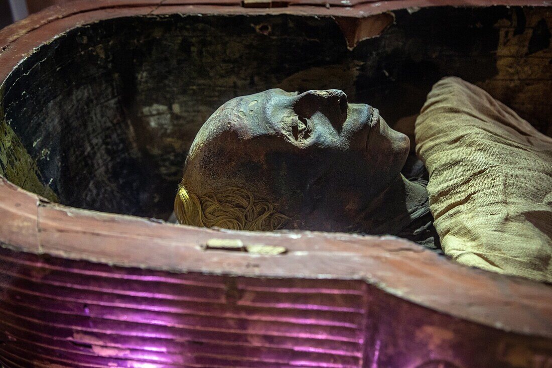 Mumie der Yuya in ihrem Sarkophag (18. Dynastie), Ägyptisches Museum von Kairo, das dem ägyptischen Altertum gewidmet ist, Kairo, Ägypten, Afrika