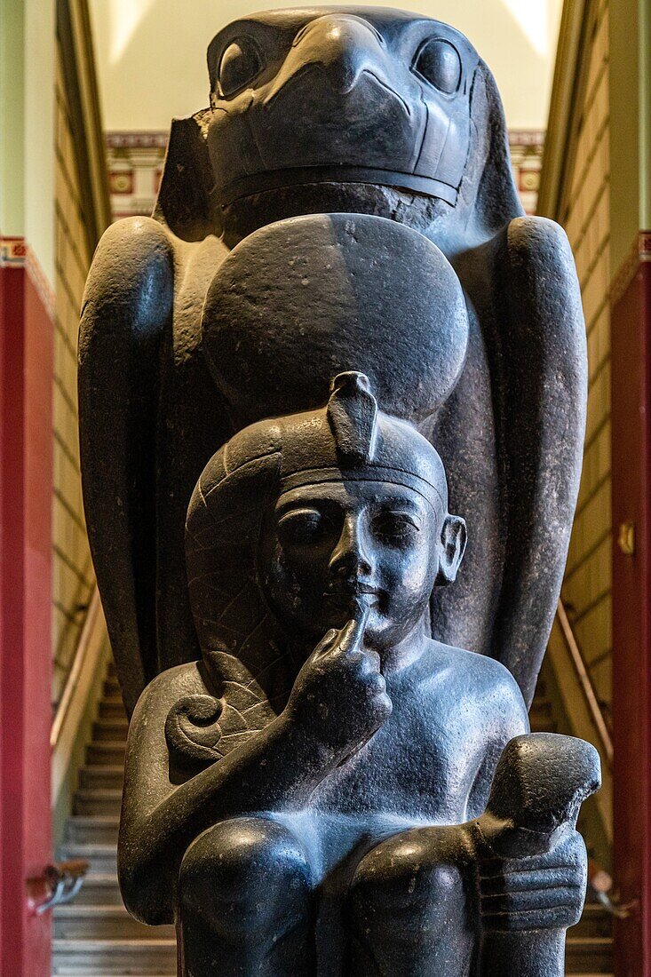 Statue von Ramses II. als Kind, beschützt von Horus, dem Sonnengott mit dem Kopf eines Falken, Ägyptisches Museum von Kairo, das dem ägyptischen Altertum gewidmet ist, Kairo, Ägypten, Afrika