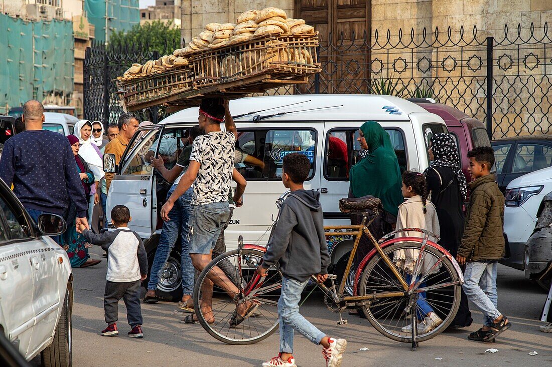 Vendors selling the traditional baladi bread, khan el-khalili souk, cairo, egypt, africa