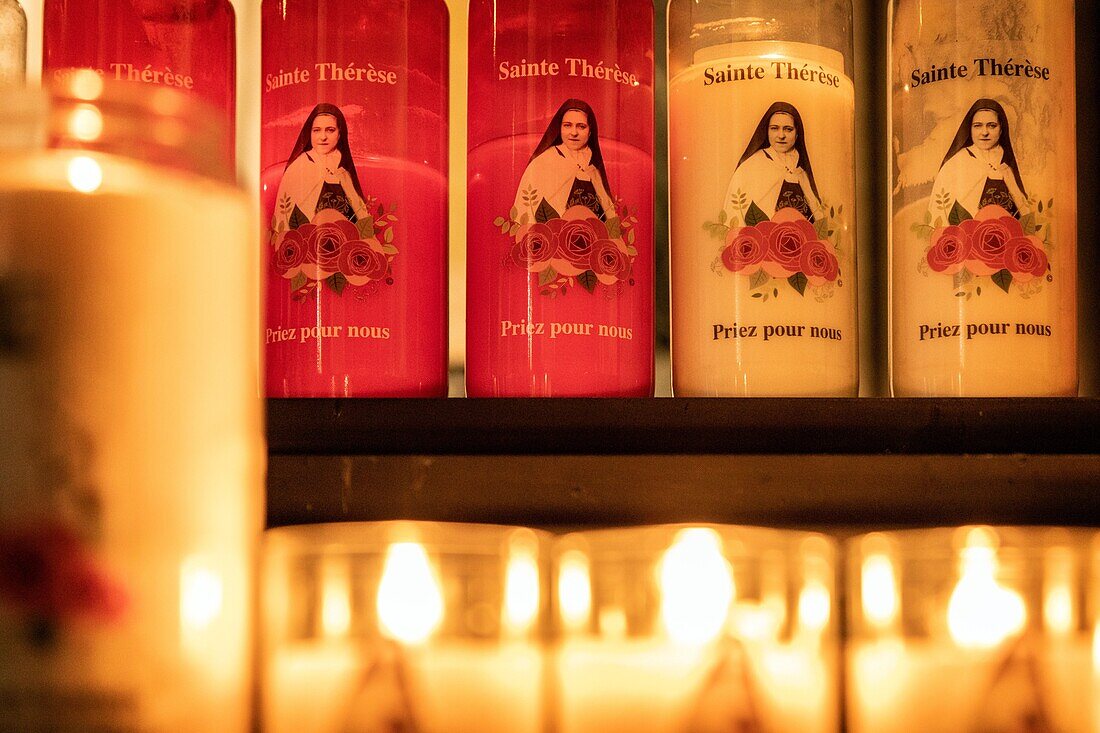 Kerzen, die zum Gebet für die Heilige angezündet werden, Basilika Sainte-Therese von Lisieux, Wallfahrtsort, Lisieux, Pays d'Auge, Normandie, Frankreich
