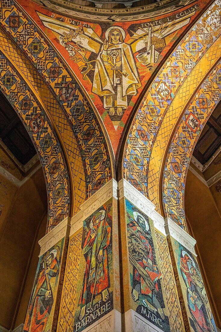 Südpfeiler mit Mosaiken von Pierre Gaudin, Basilika Sainte-Therese von Lisieux, Wallfahrtsort, Lisieux, Pays d'Auge, Normandie, Frankreich