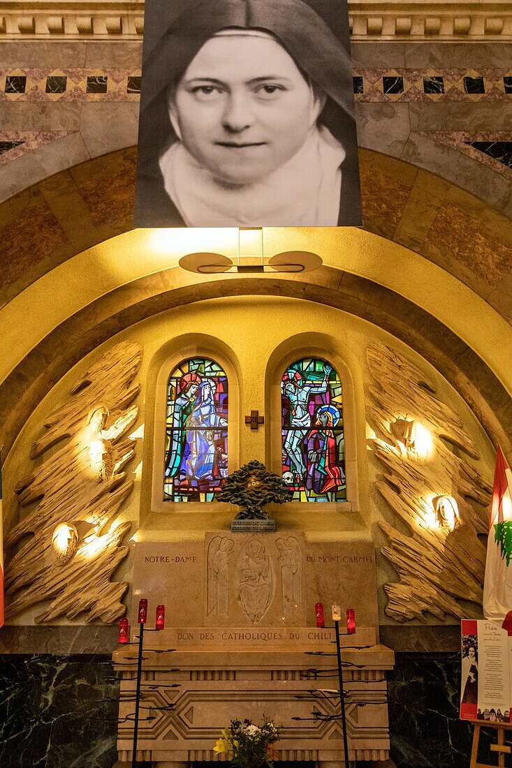 Porträt der Heiligen Theresia über der Chili-Kapelle, Basilika der Heiligen Theresia von Lisieux, Wallfahrtsort, Lisieux, Pays d'Auge, Normandie, Frankreich