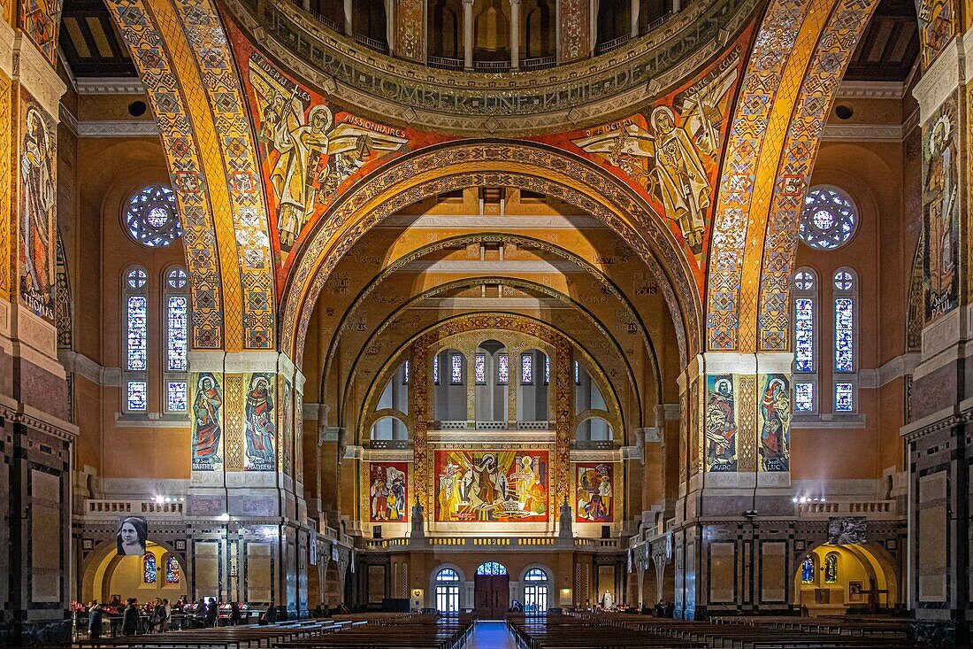 Mosaike von pierre gaudin, basilika der heiligen therese von lisieux, wallfahrtsort, lisieux, pays d'auge, normandie, frankreich