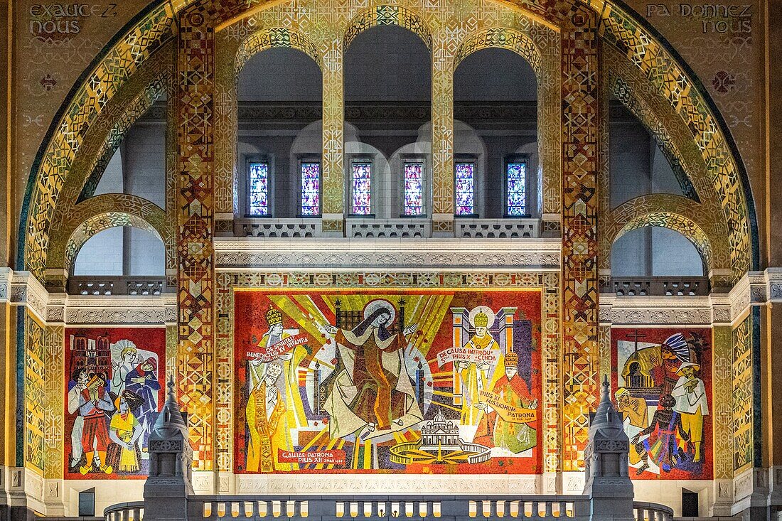 Sainte-therese mit den Päpsten über dem Westportal, Mosaike von Pierre Gaudin, Basilika Sainte-therese von Lisieux, Wallfahrtsort, Lisieux, Pays d'Auge, Normandie, Frankreich