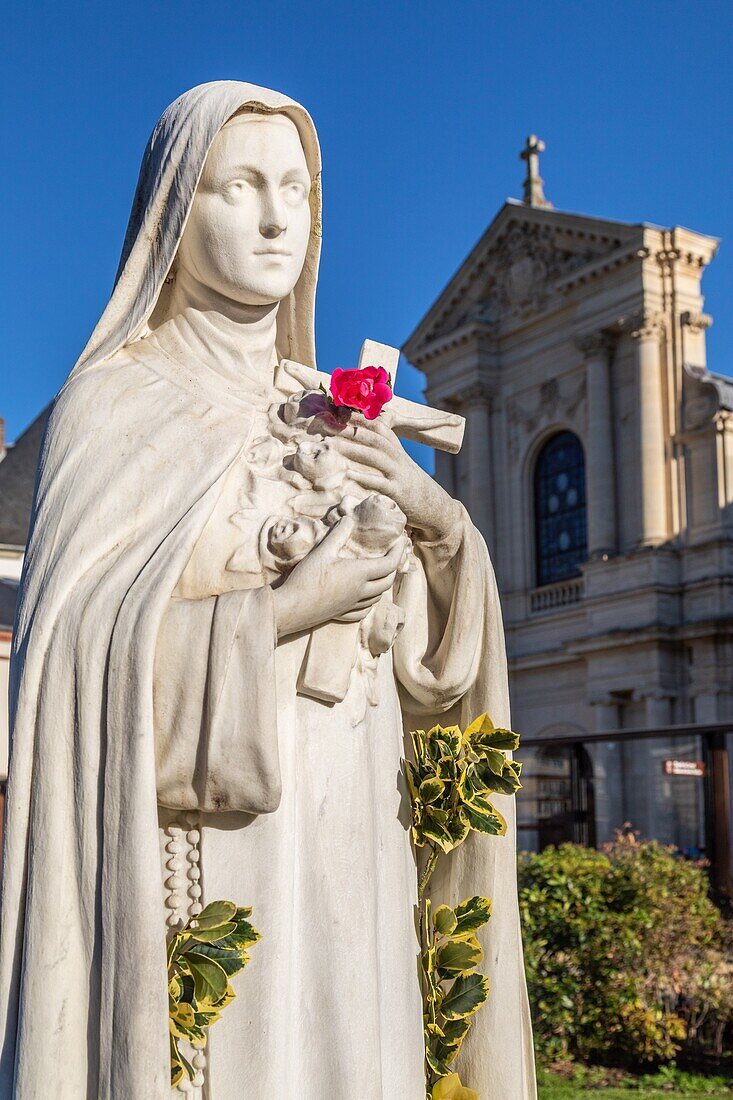 Statue der heiligen Therese mit dem Jesuskind und einer Rose vor dem Karmeliterkloster, lisieux, pays d'auge, normandie, frankreich